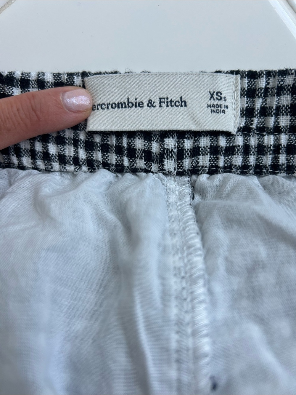 Abercrombie & Fitch Women’s Linen-Blend Barrel Pull-On Pant in Black Gingham - Picture 3 of 3